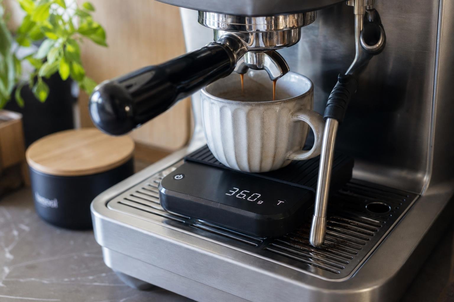découvrez les accessoires indispensables pour votre machine espresso : tamper, balance, knock box, et pichet à lait. améliorez votre expérience café avec nos conseils d'achat.