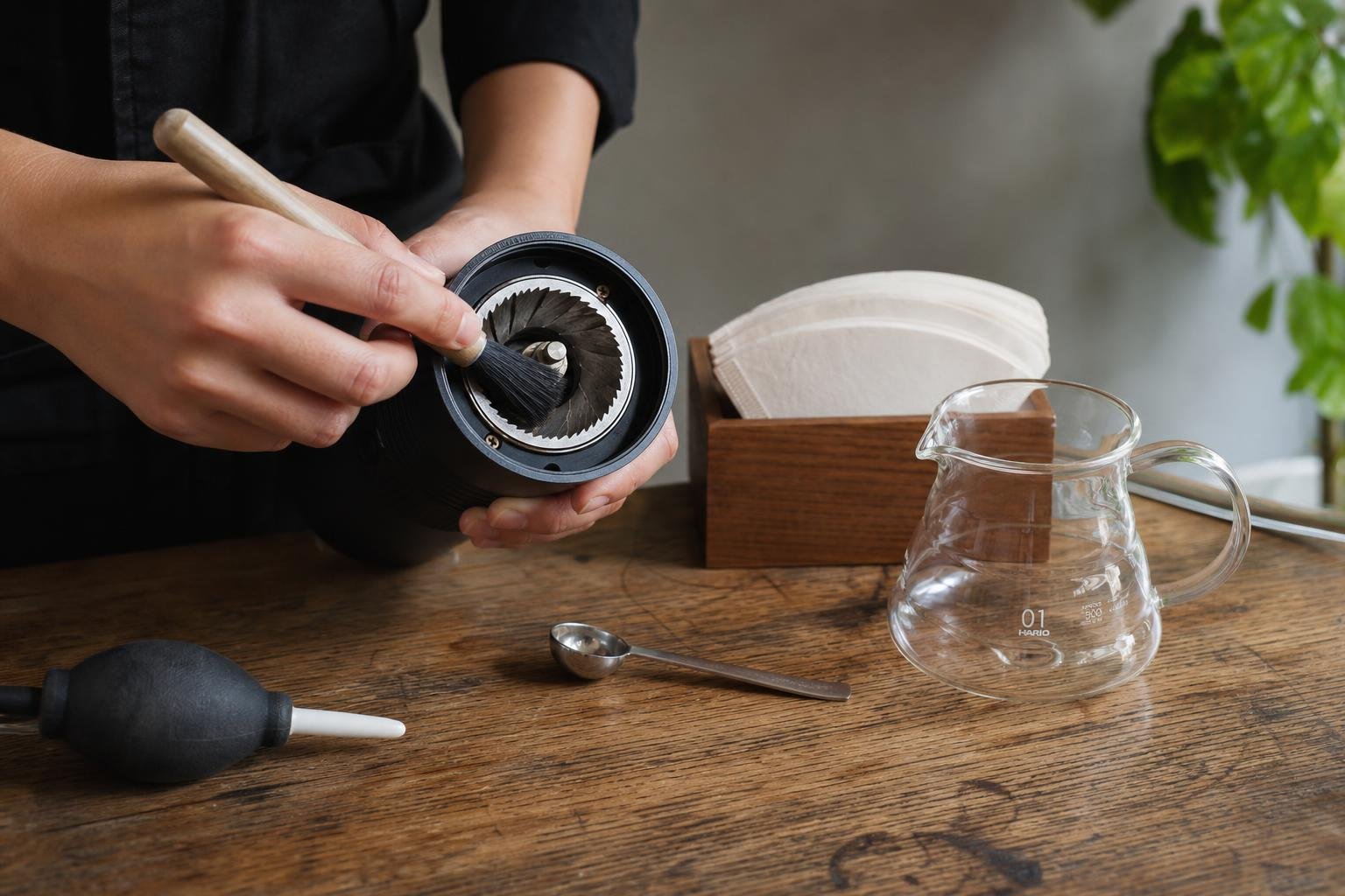 découvrez les accessoires indispensables pour bien débuter en slow coffee et savourer un café d'exception à la maison.