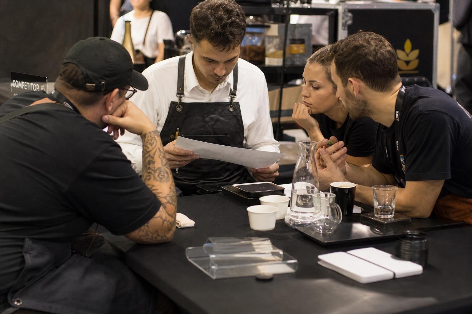 découvrez les compétitions majeures du café avec le world barista championship et la brewers cup, et comprenez les enjeux et techniques des meilleurs baristas du monde.