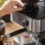 découvrez comment ajuster votre machine à café à grain pour préparer un espresso parfait, en optimisant la mouture, la température et la pression pour un goût riche et équilibré.