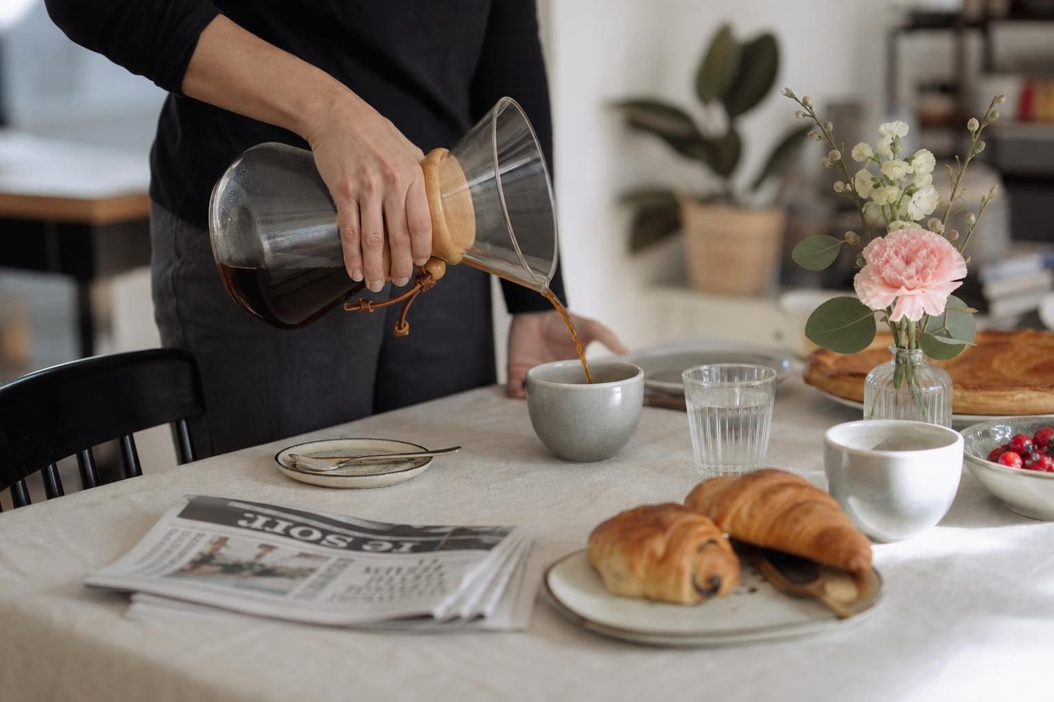 découvrez comment préparer un café parfait avec une chemex en maîtrisant le dosage, la mouture et le temps d’infusion pour une dégustation optimale.