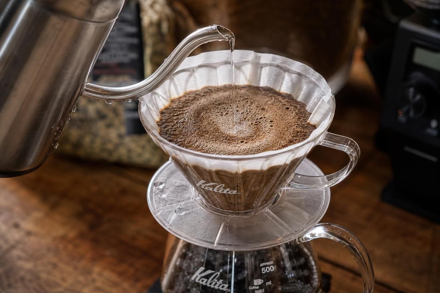 découvrez comment préparer un café parfait avec la kalita wave grâce à notre recette détaillée et nos conseils d'extraction pour un arôme optimal.