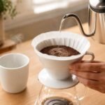 découvrez comment préparer un café délicieux avec une v60 grâce à notre recette simple et idéale pour les débutants. apprenez les étapes essentielles pour réussir votre café filtre maison.