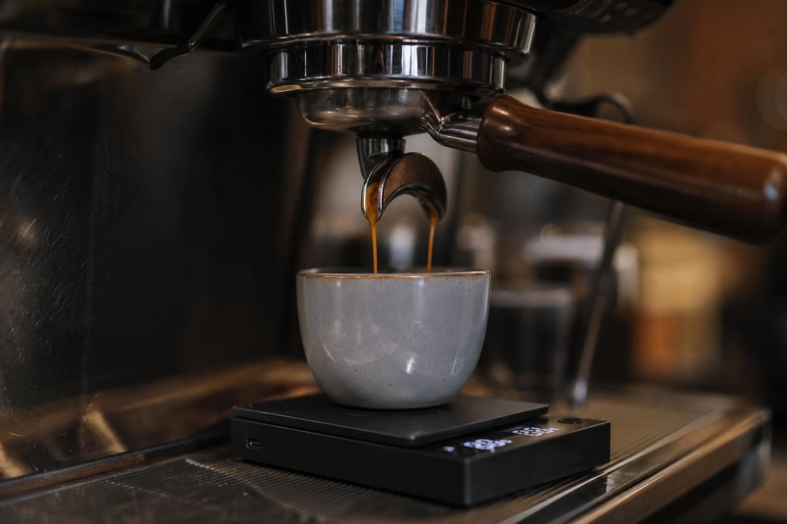 découvrez quel ratio café/eau adopter pour chaque méthode d'extraction afin d'obtenir le meilleur arôme et équilibre dans votre tasse.