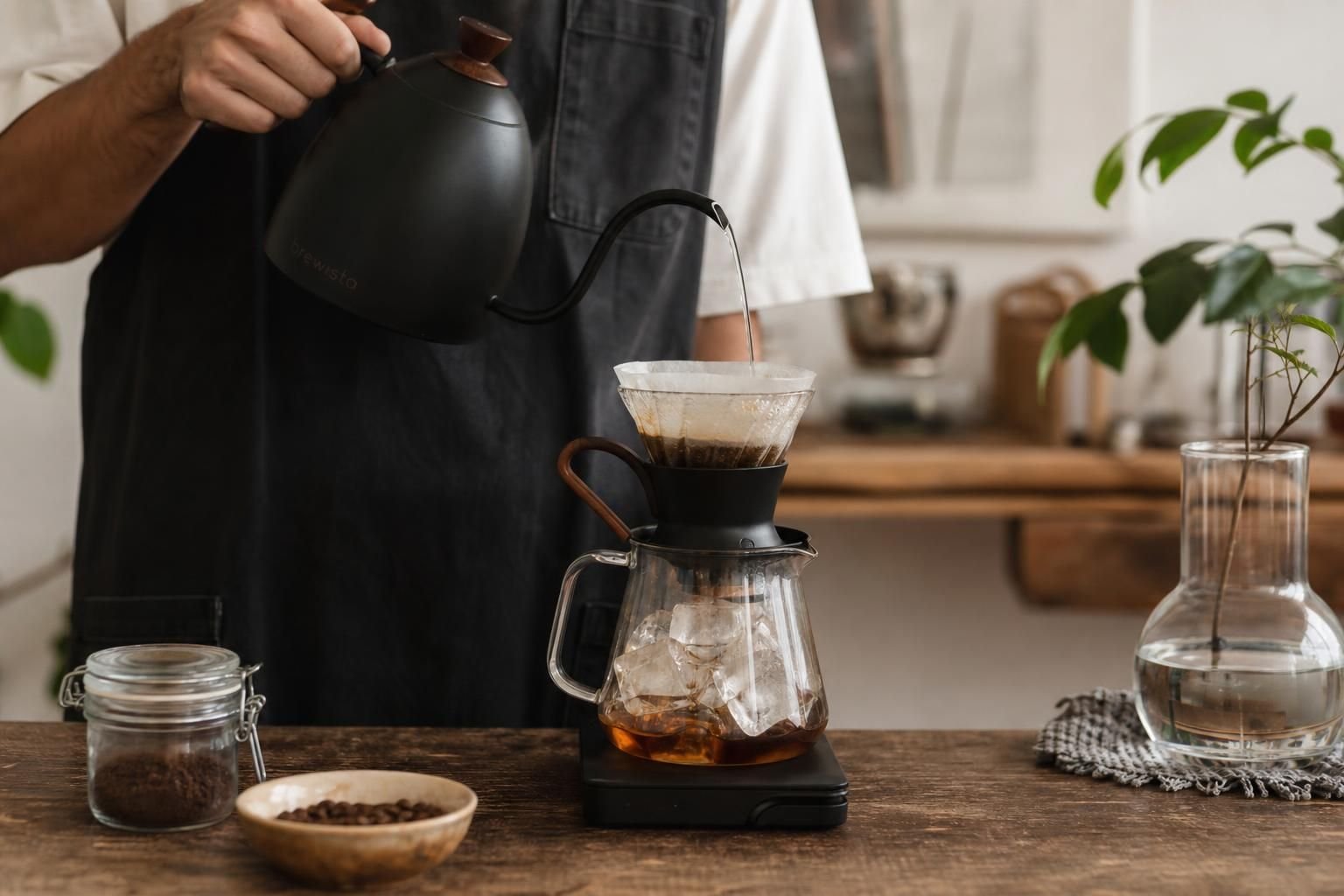 découvrez les différences entre cold brew, iced coffee et flash brew, et trouvez la méthode idéale pour préparer votre café glacé parfait.